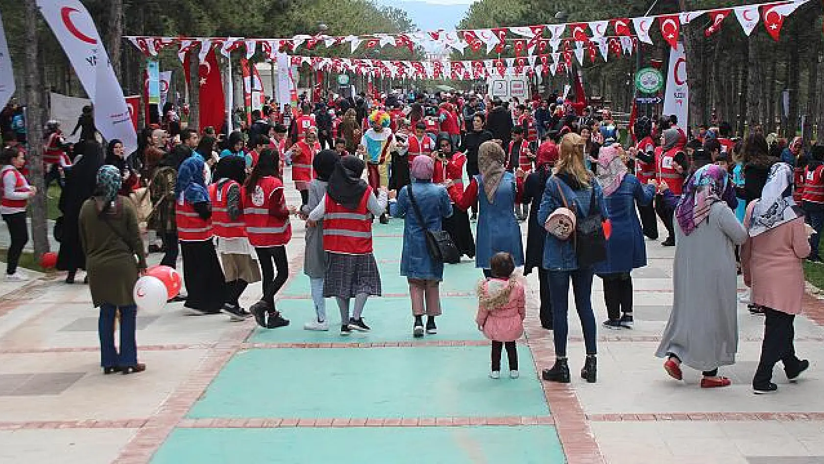 Elazığ'da bin 500 çocuk, festivalde renkli görüntüler oluşturdu