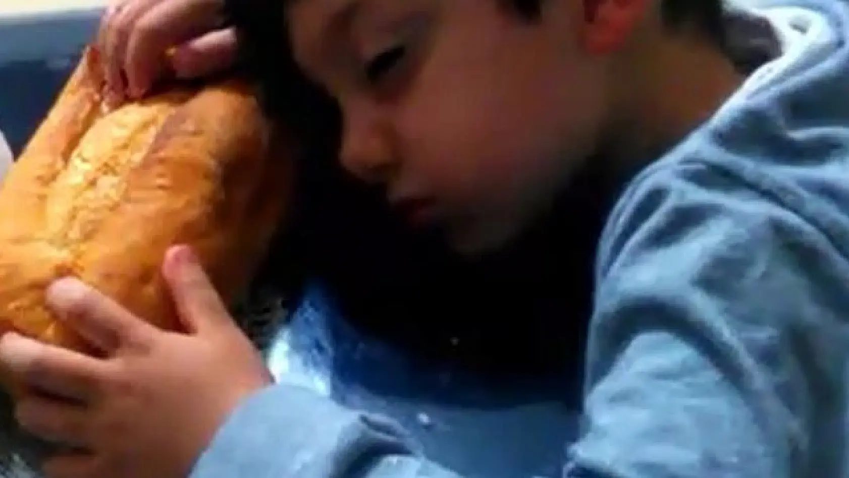 4 Yaşındaki Abdulsamedin sahur da ekmeğe sarılarak uyuklaması ilgi odağı oldu 