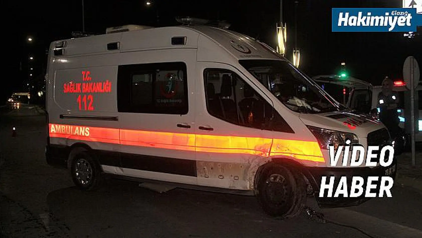 Otomobil ambulansa çarptı:2 yaralı