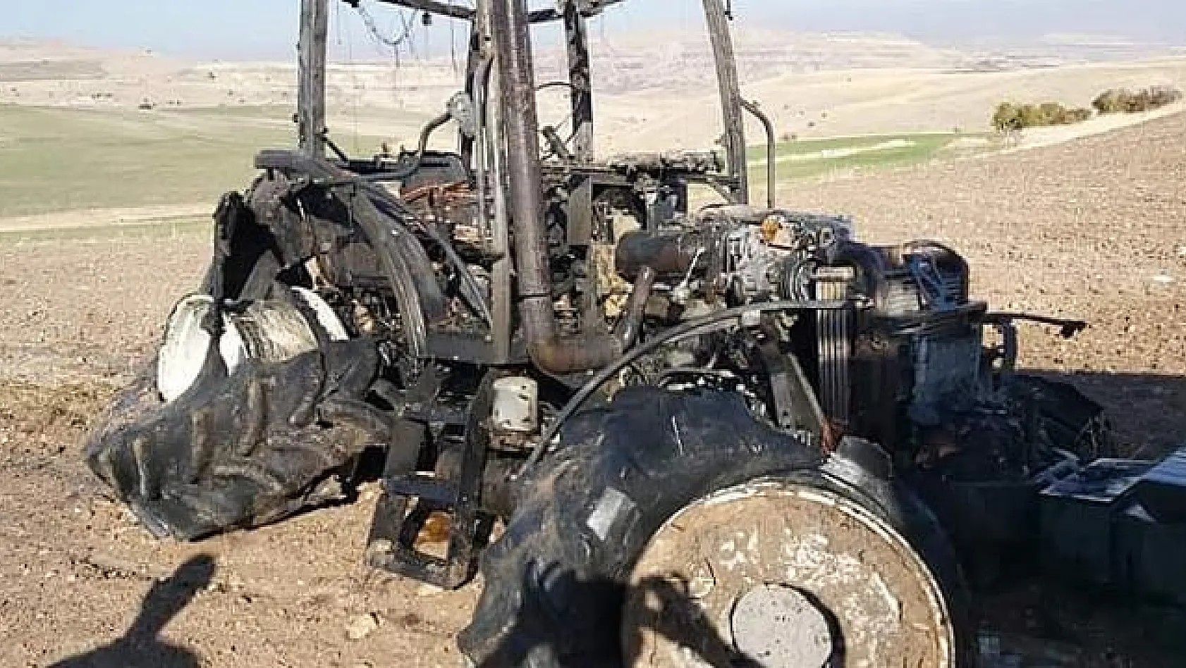 Tarla sürerken traktör yandı 