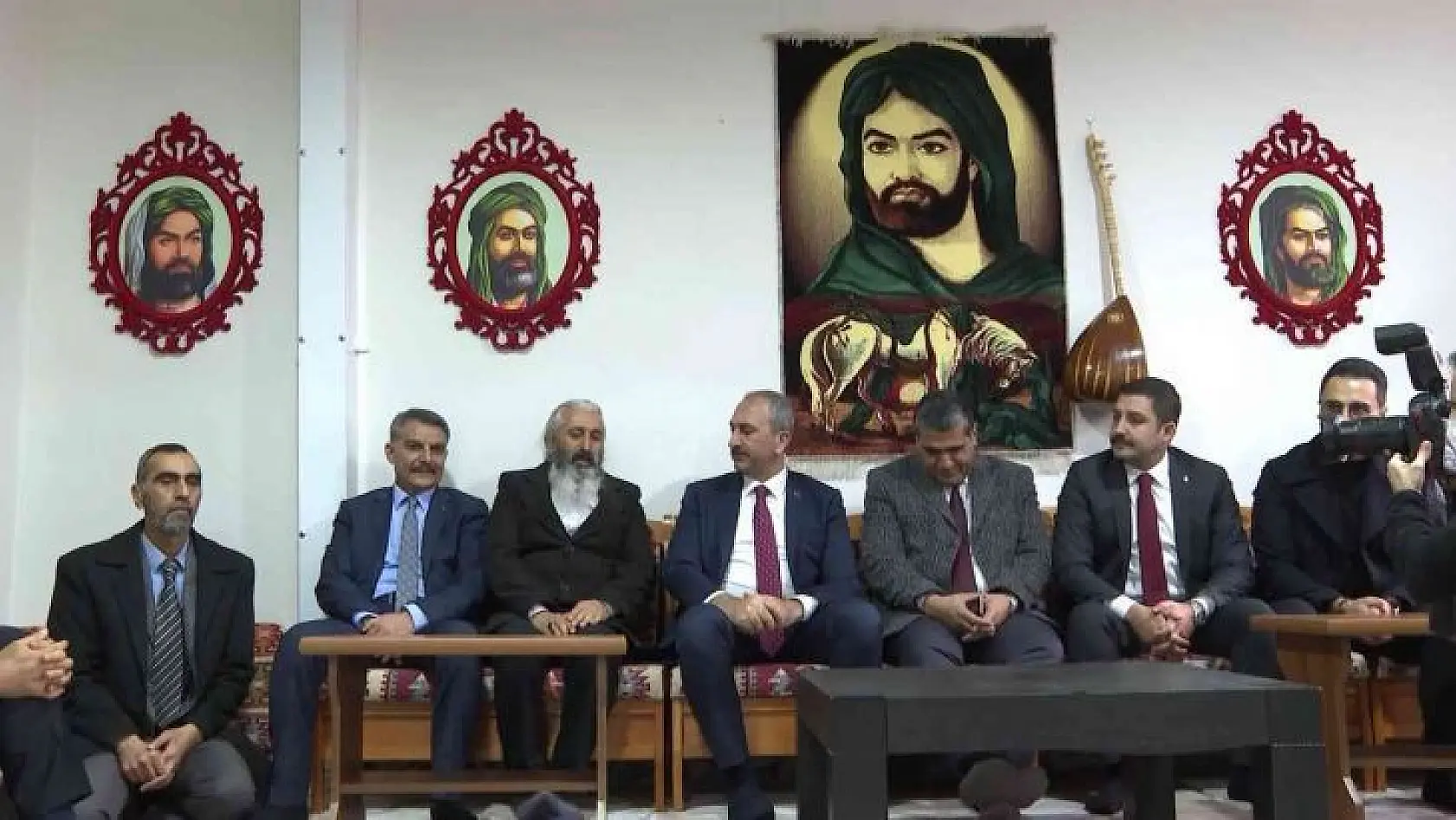 Adalet Bakanı Gül cemevini ziyaret etti: 'Biz hep birlikte Türkiye'yiz'
