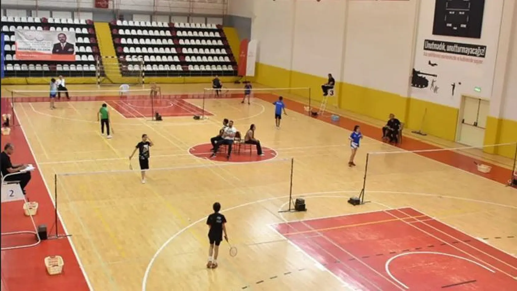 Analig Badminton Çeyrek Finalleri Elazığ'da başladı
