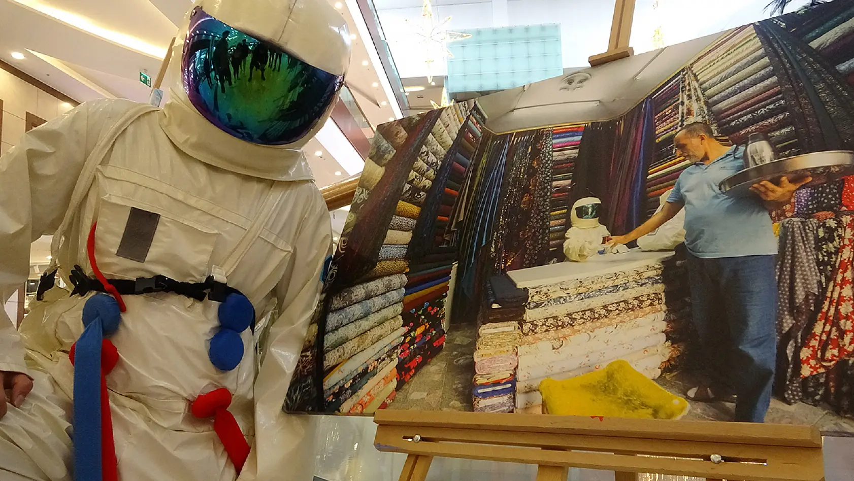 Astronot Olamadı, Çektiği Astronot Konseptli Fotoğrafları Sergiledi