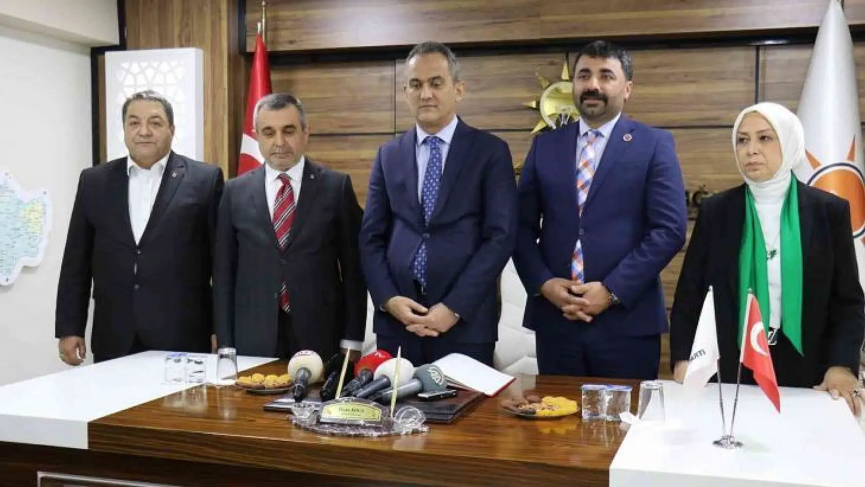 Bakan Özer'den AK Parti Malatya il teşkilatına ziyaret