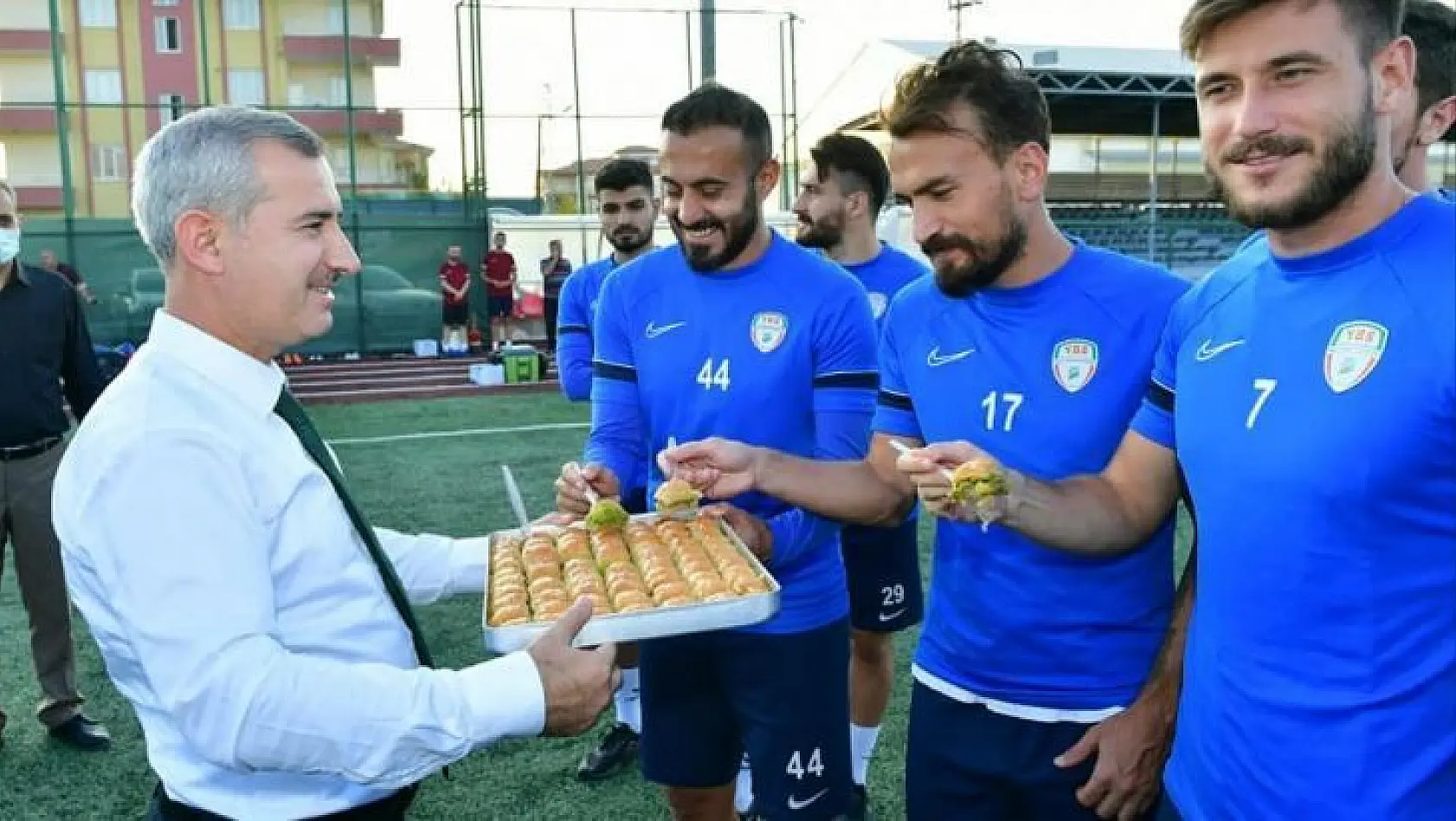 Başkan Çınar'dan Yeşilyurt Belediyespor futbol takımına ziyaret