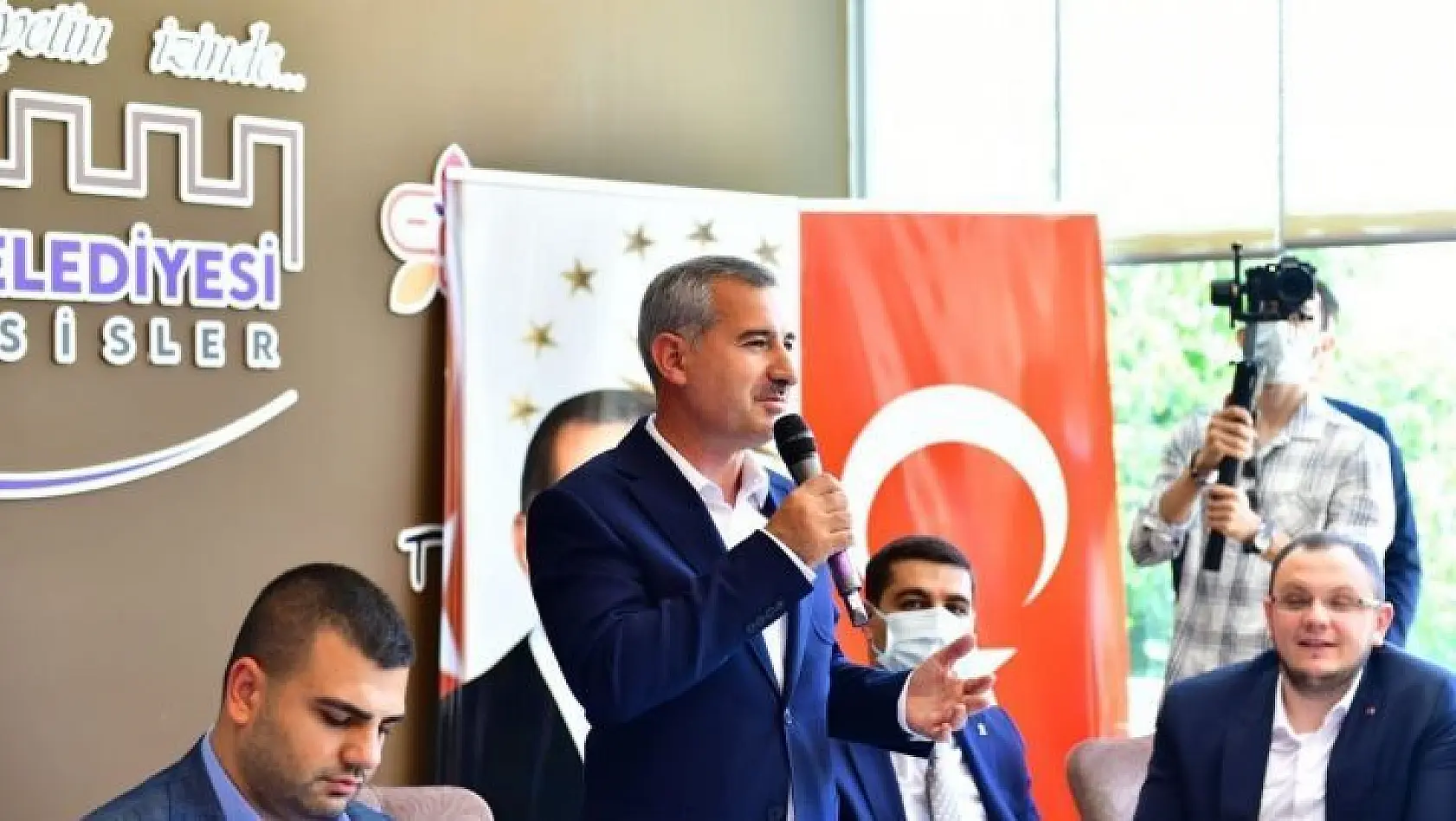Başkan Çınar ve Eyyüp Kadir İnan AK Partili gençlerle buluştu