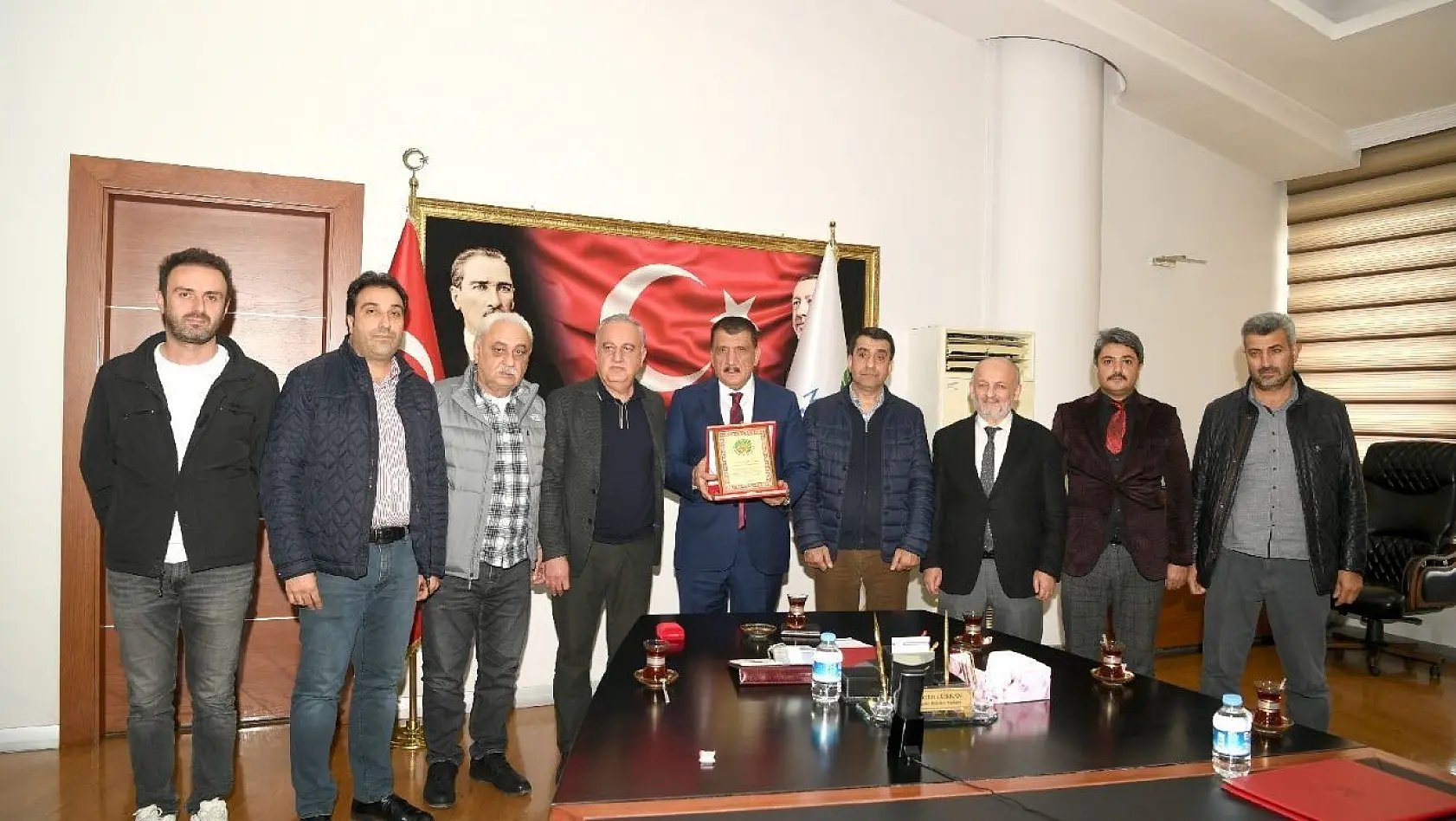 Başkan Gürkan'a esnaflardan plaket
