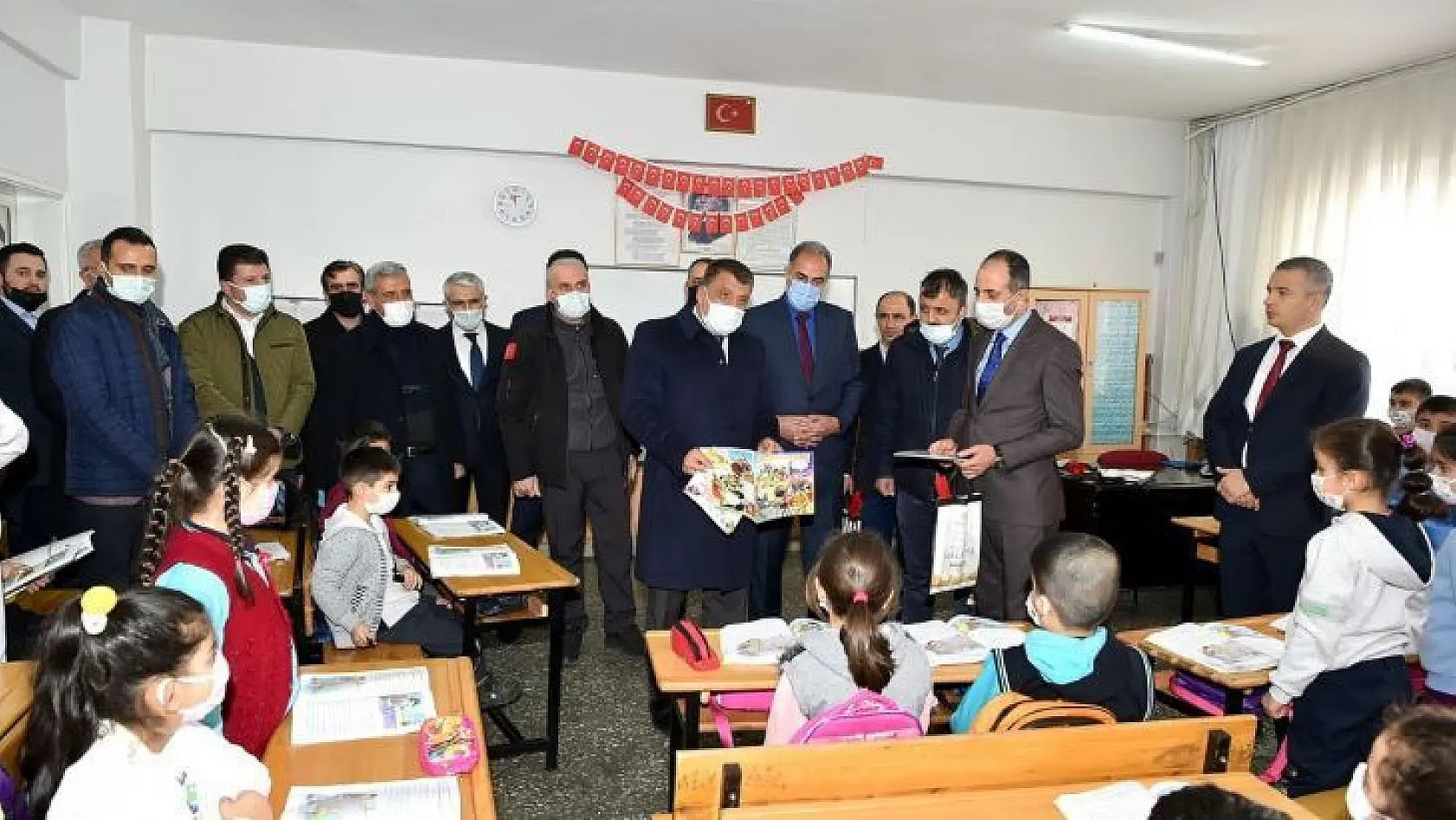 Başkan Gürkan'dan öğrencilere hediye