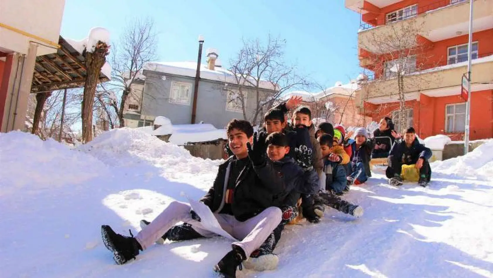 Bingöl'de 1 metreyi bulan kar çocuklara eğlence, vatandaşa çile oldu
