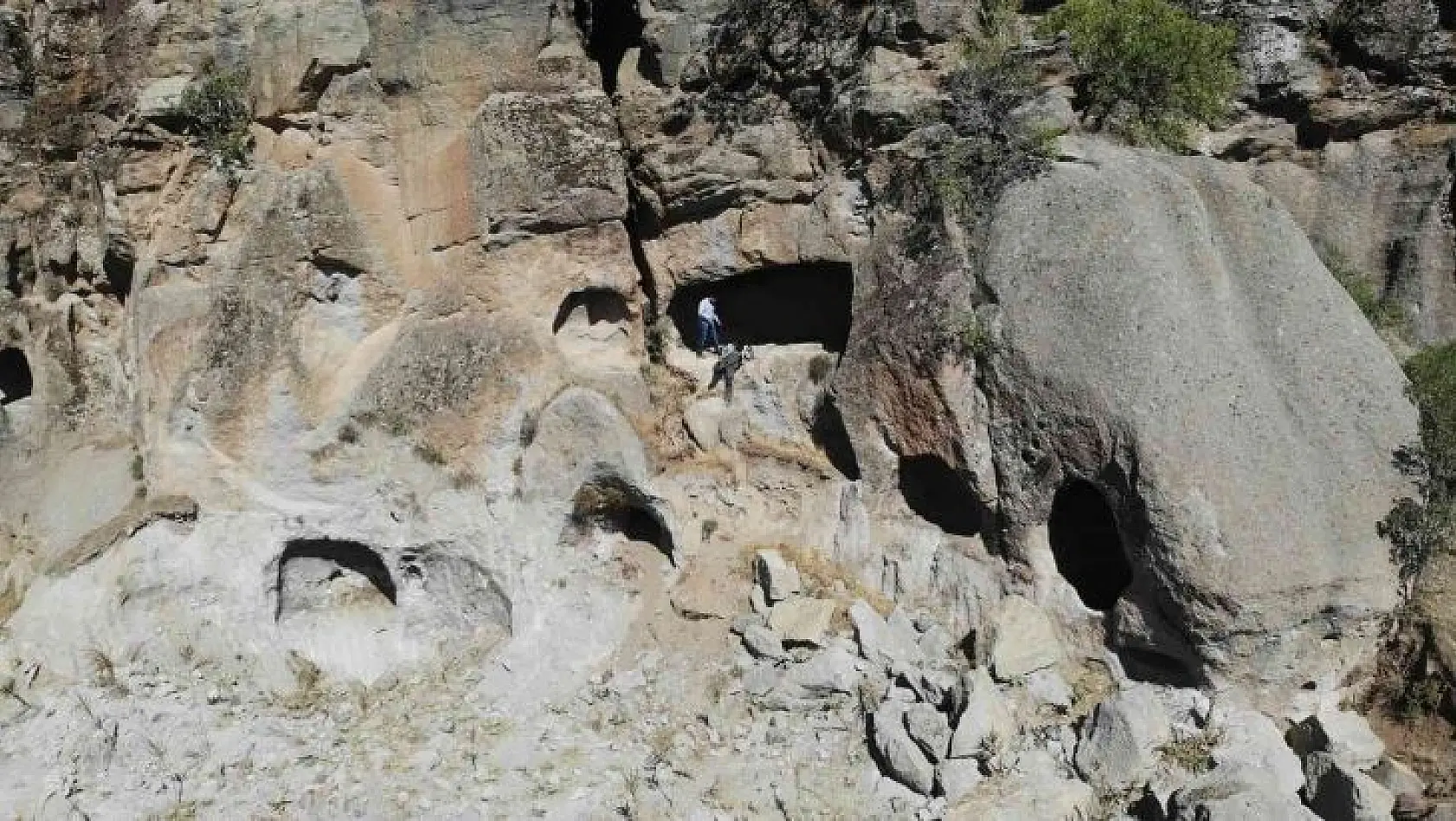 Bingöl'de 7 odalı kaya kilisesi keşfedildi