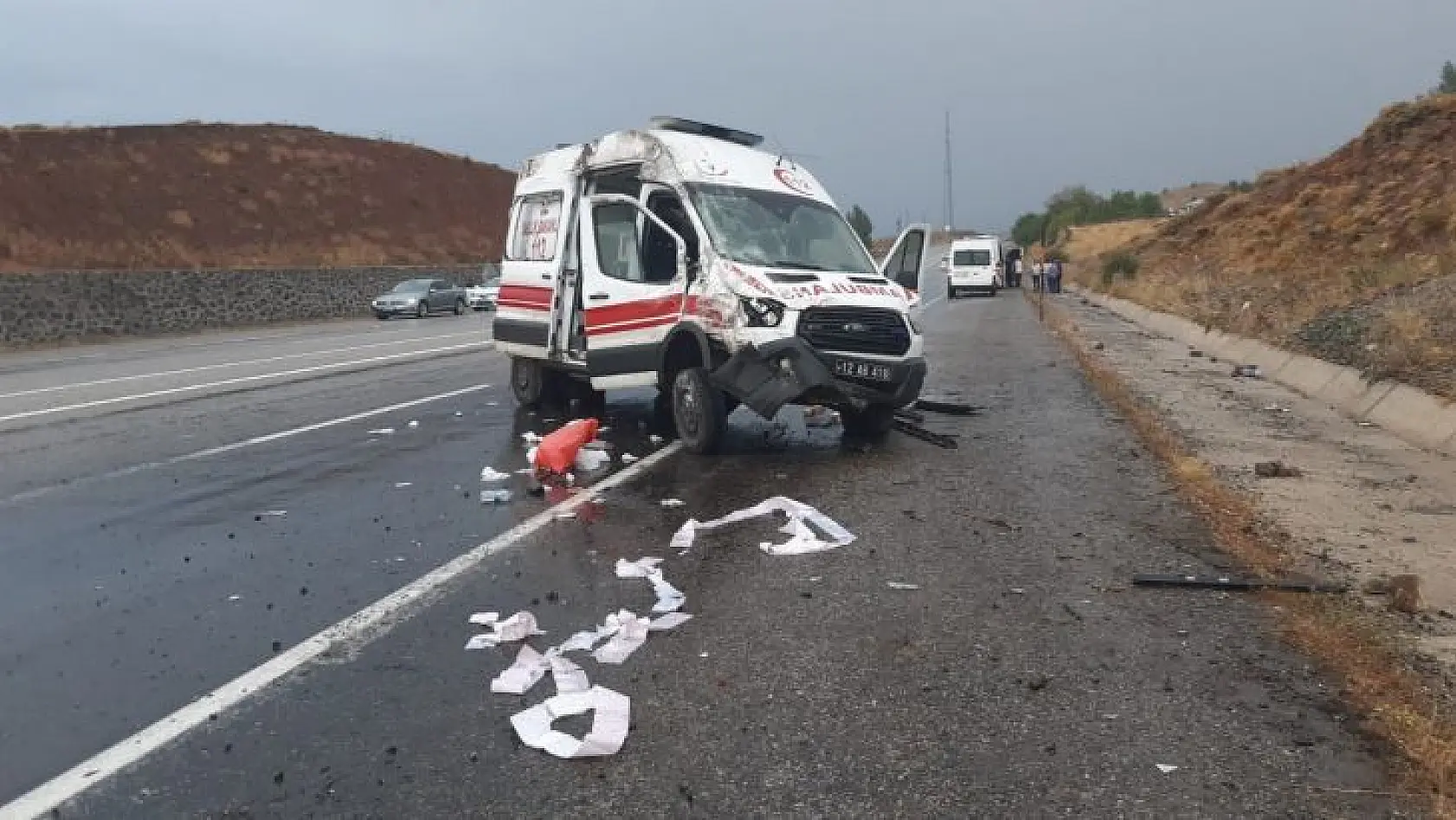 Bingöl'de ambulans kaza yaptı: 3 yaralı