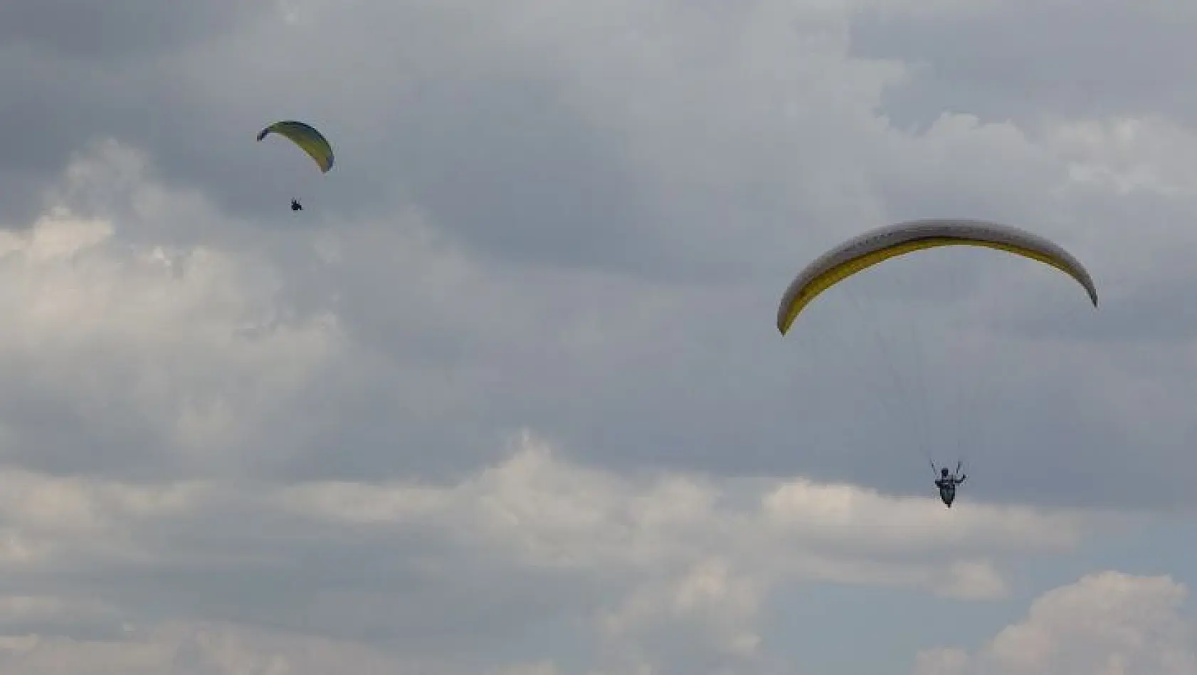 Bingöl'de bin 800 rakımdan atlayan yamaç paraşütçüleri yarıştı