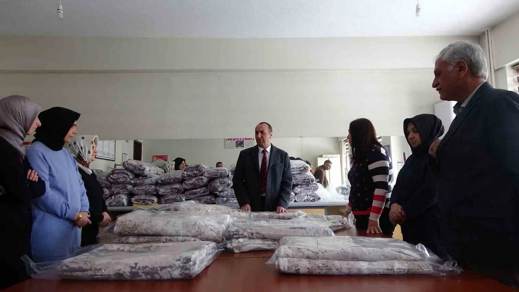 Bingöl'de depremzedeler için battaniye üretimi başladı