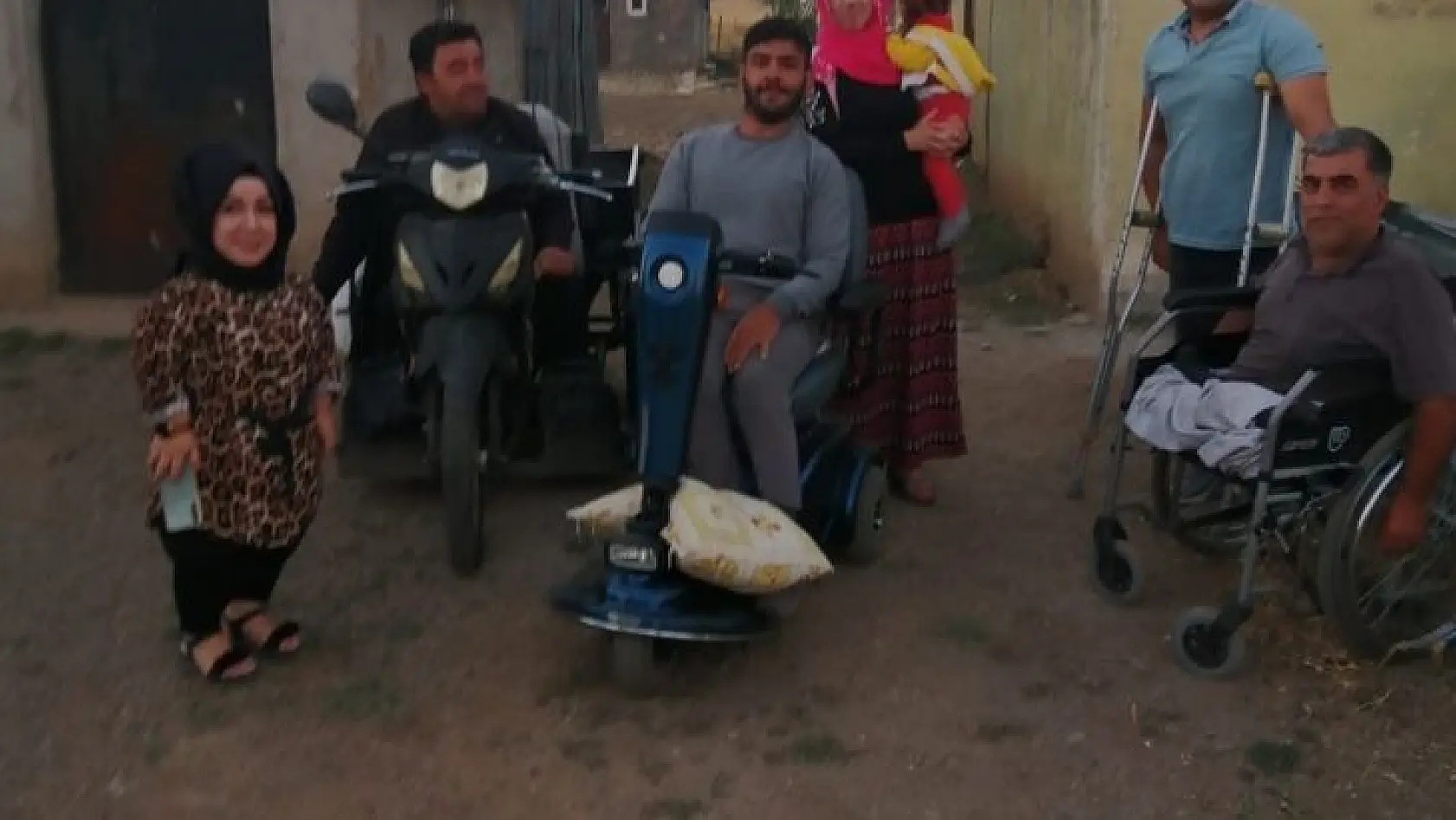 Bingöl'de engelli gence 3 tekerlekli elektrikli scooter hediye edildi