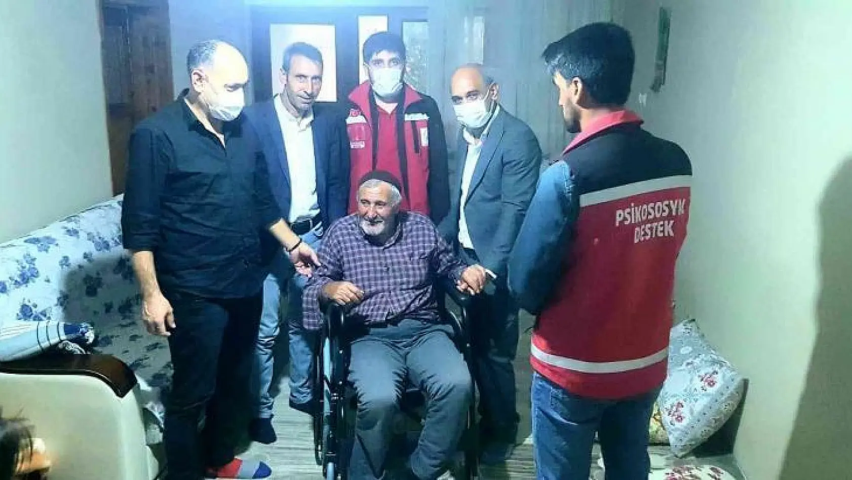 Bingöl'de engelli vatandaşa tekerlekli sandalye hediye edildi
