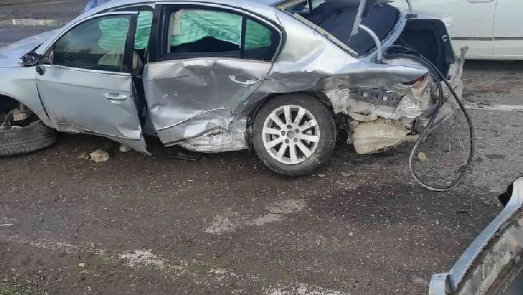 Bingöl'de iki otomobil çarpıştı: 1 yaralı