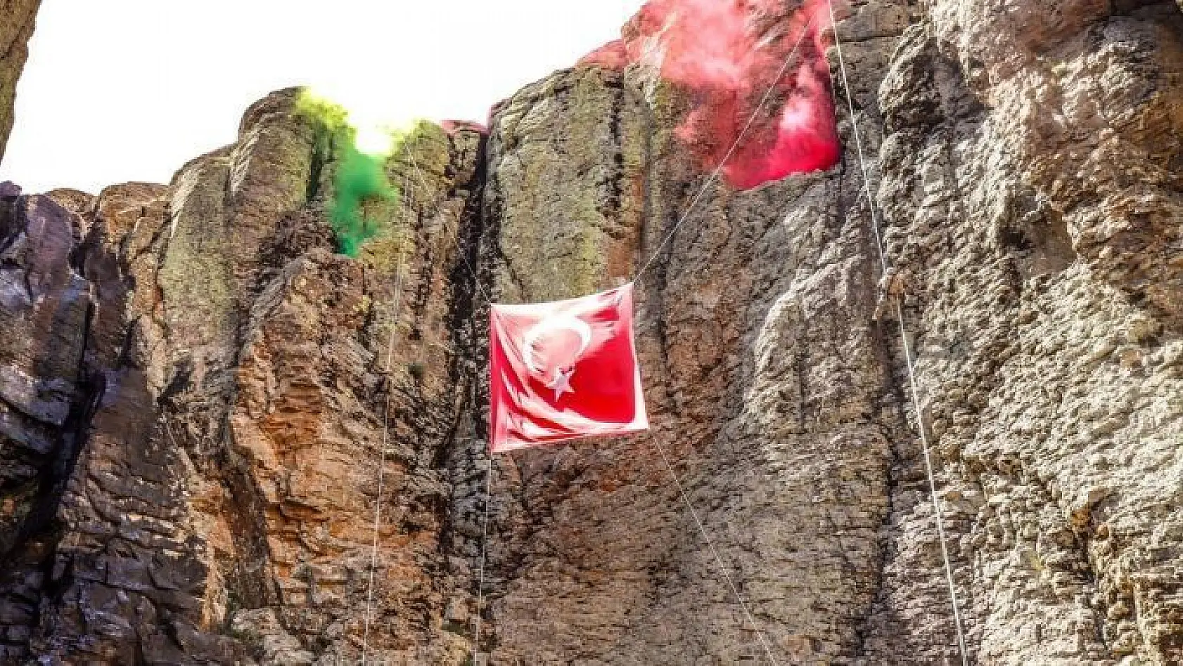 Bingöl'de jandarma 50 metrelik Çır Şelalesi'nden dağcılık inişi yaptı
