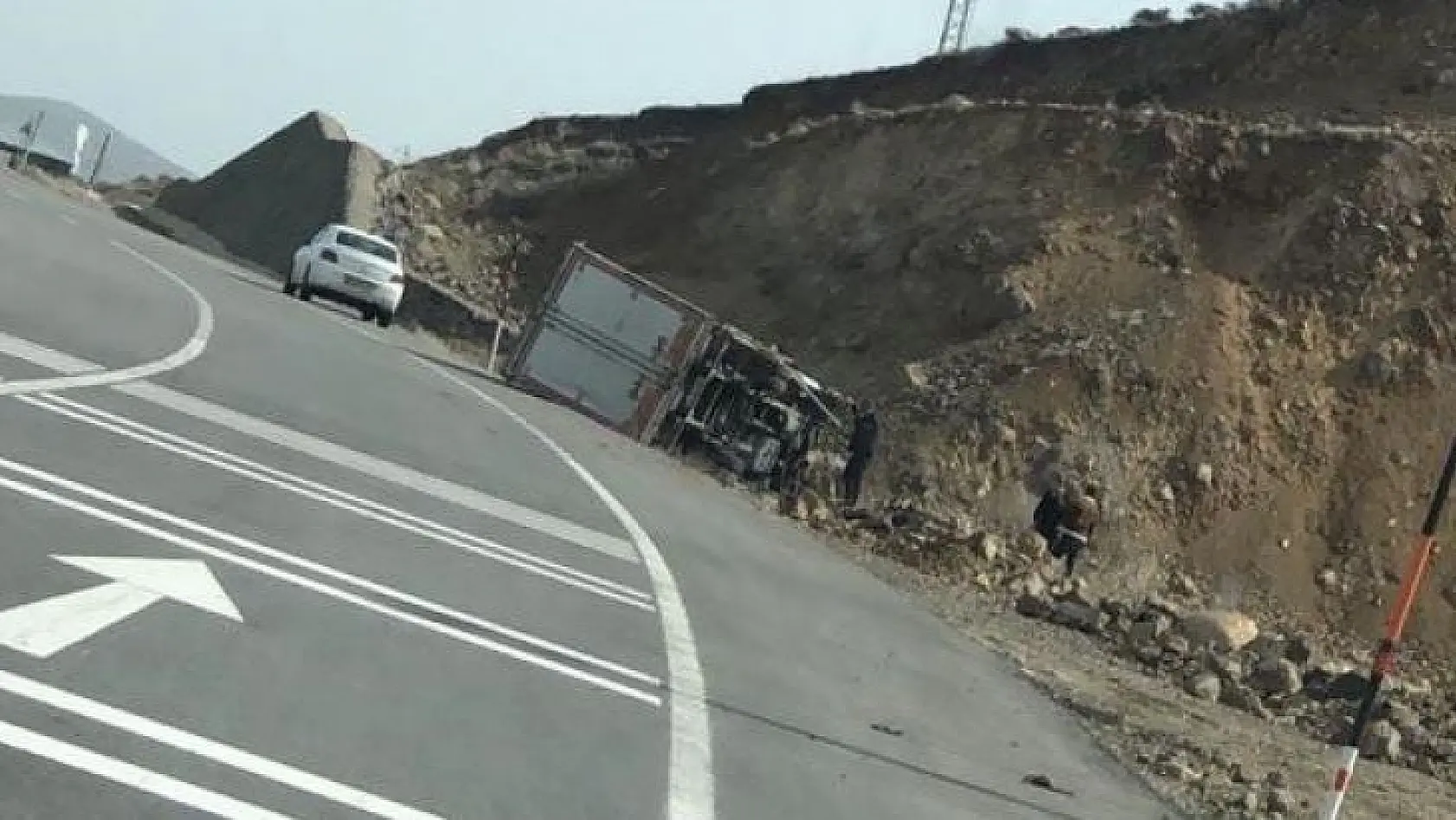 Bingöl'de kamyon devrildi, sürücü hafif yaralandı