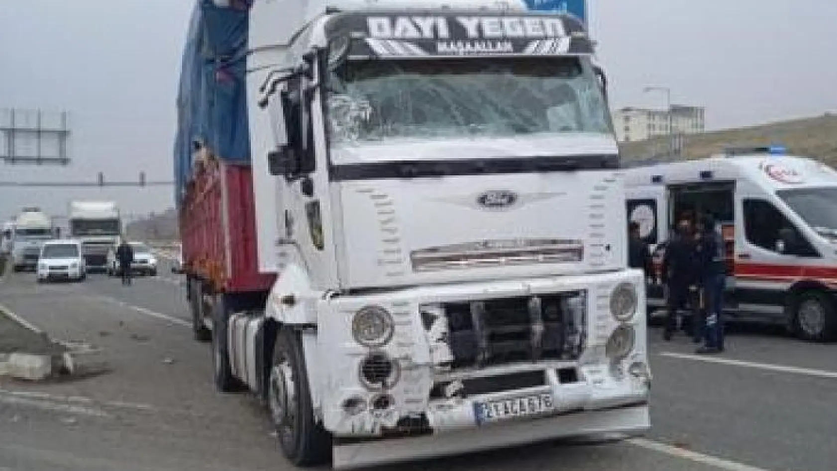 Bingöl'de kamyon ile minibüs çarpıştı: 1 yaralı