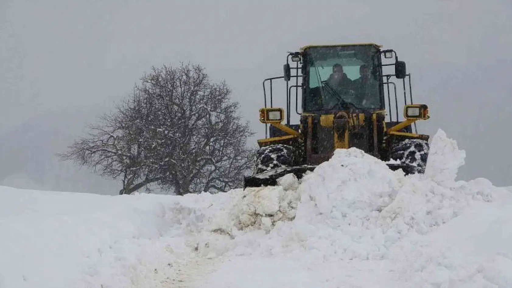 Bingöl'de kar nedeniyle kapalı olan 13 köy yolunda çalışma sürüyor