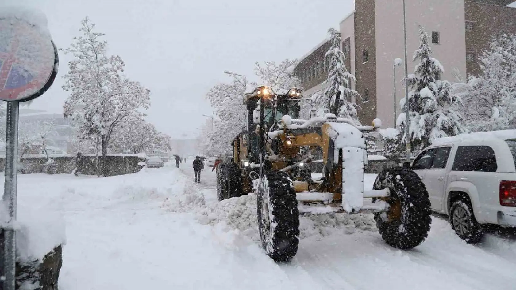 Bingöl'de kar nedeniyle kapanan 131 köy yolunun açılması için çalışmalar sürüyor