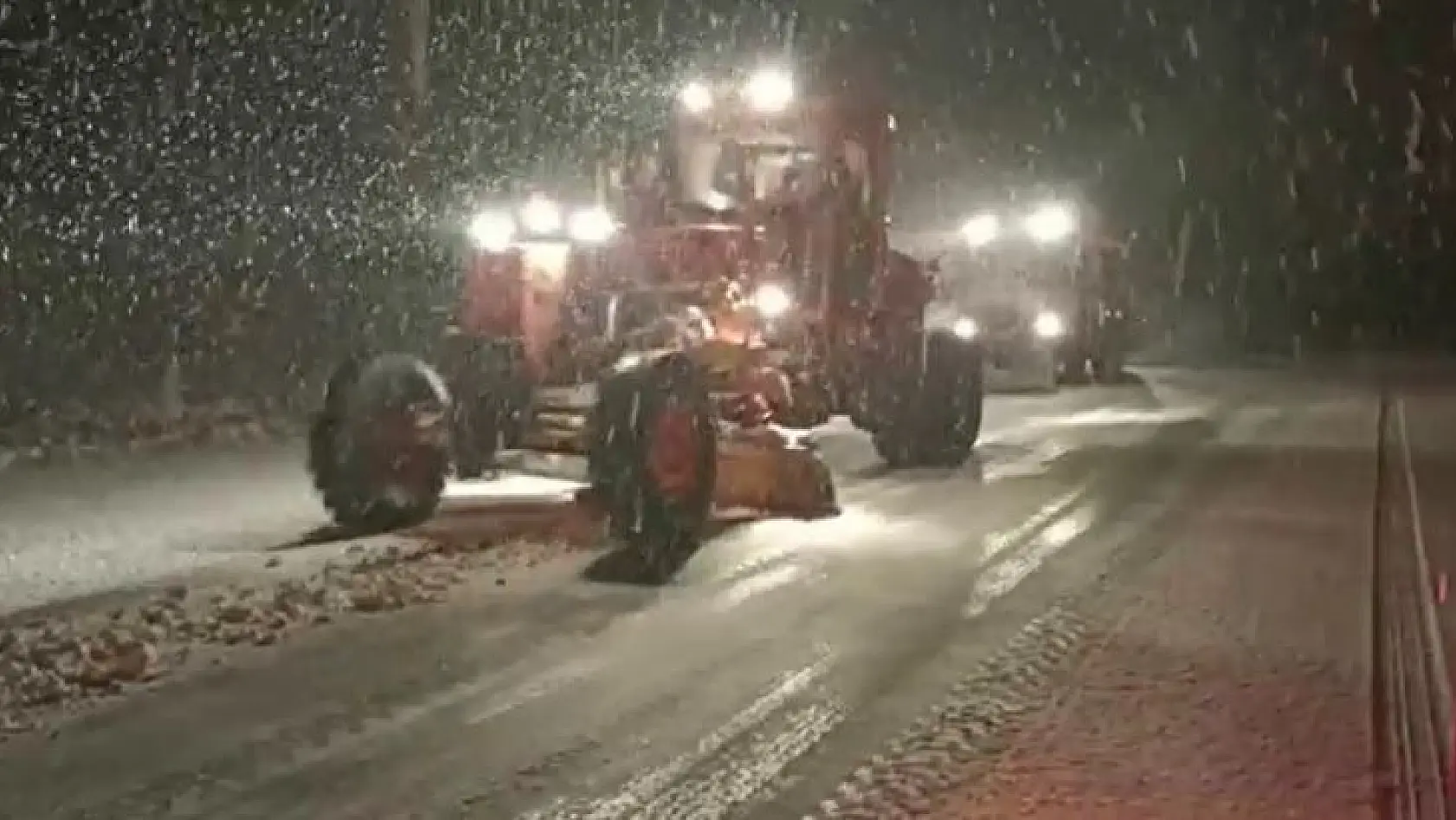 Bingöl'de karayolları ekipleri gece gündüz demeden karla mücadelesi sürüyor