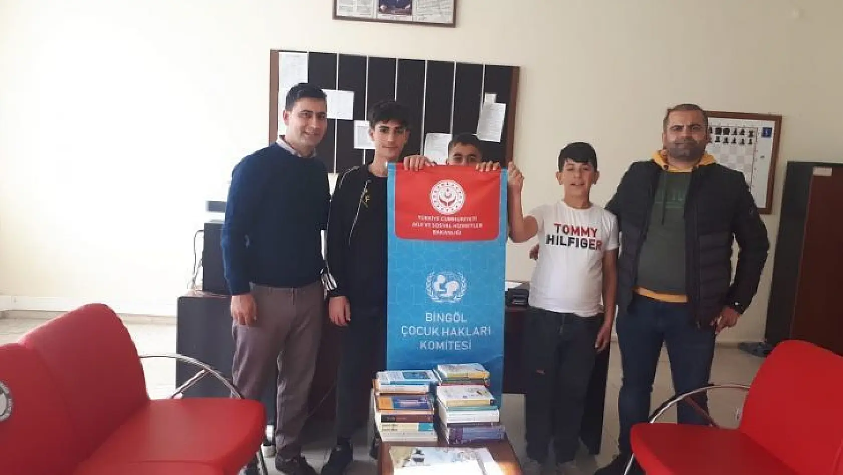 Bingöl'de köy okuluna kitap bağışı yapıldı