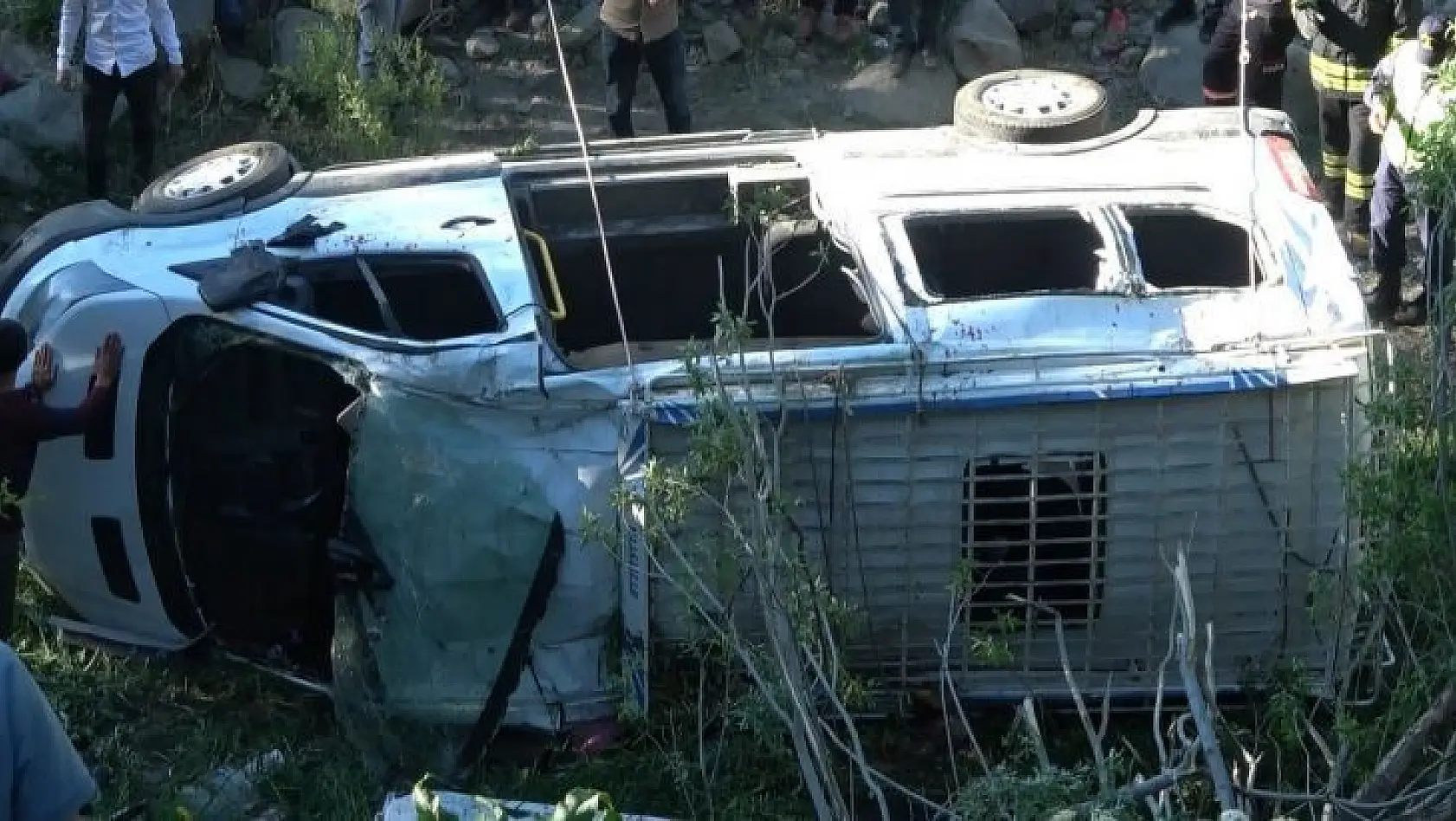 Bingöl'de minibüs şarampole yuvarlandı: 2'si ağır 16 yaralı