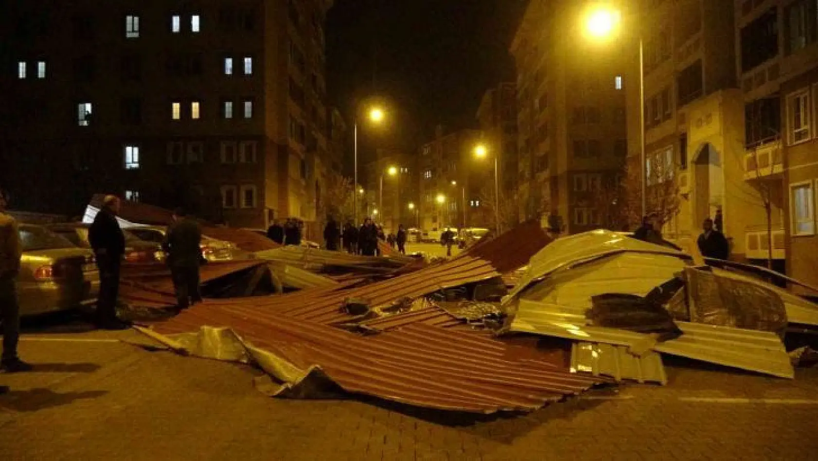 Bingöl'de şiddetli rüzgar çatıları uçurdu, otomobiller zarar gördü