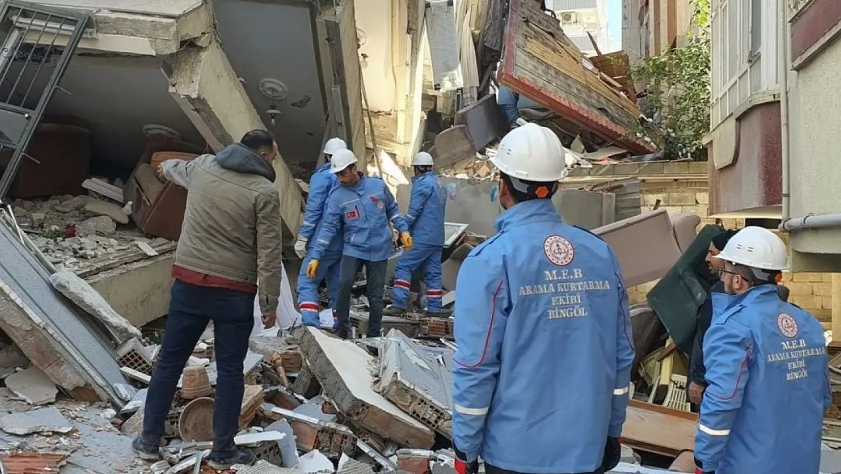 Bingöl'den deprem bölgesine 796 personel gönderildi