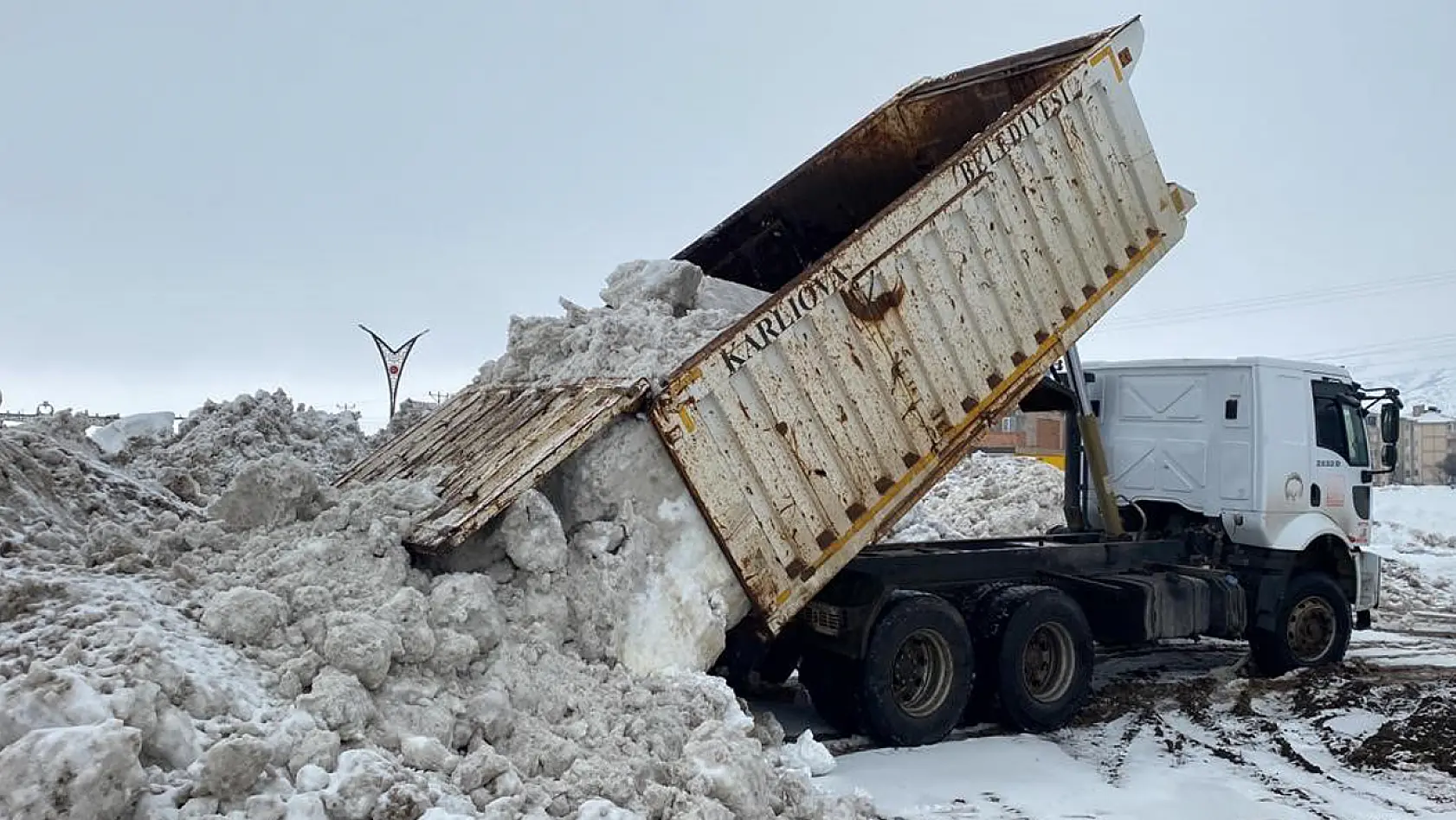 Bingöl Karlıova'da Günde 40 Kamyon Kar İlçe Dışına Atılıyor