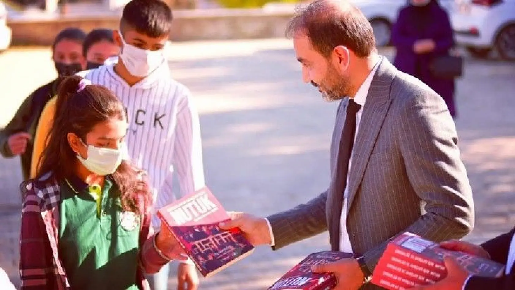 CHP Elazığ İl Başkanı Duran, öğrencilere Nutuk kitabını hediye etti