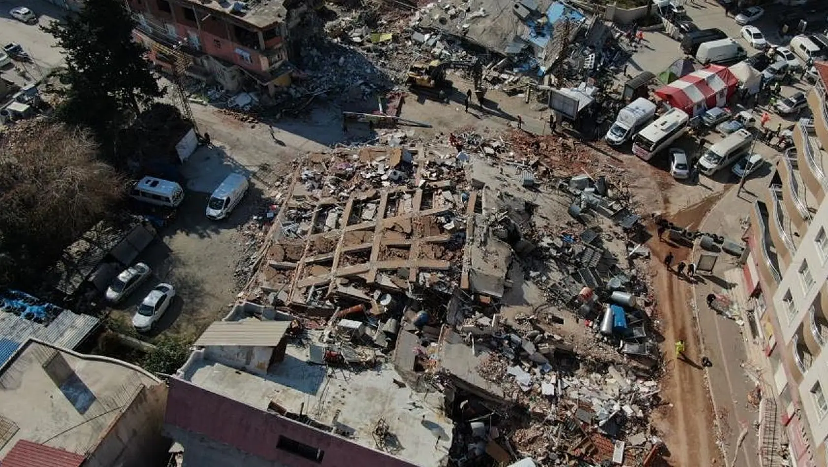 Deprem Bölgesinde Yıkılan Binalarla İlgili İlk Soruşturma