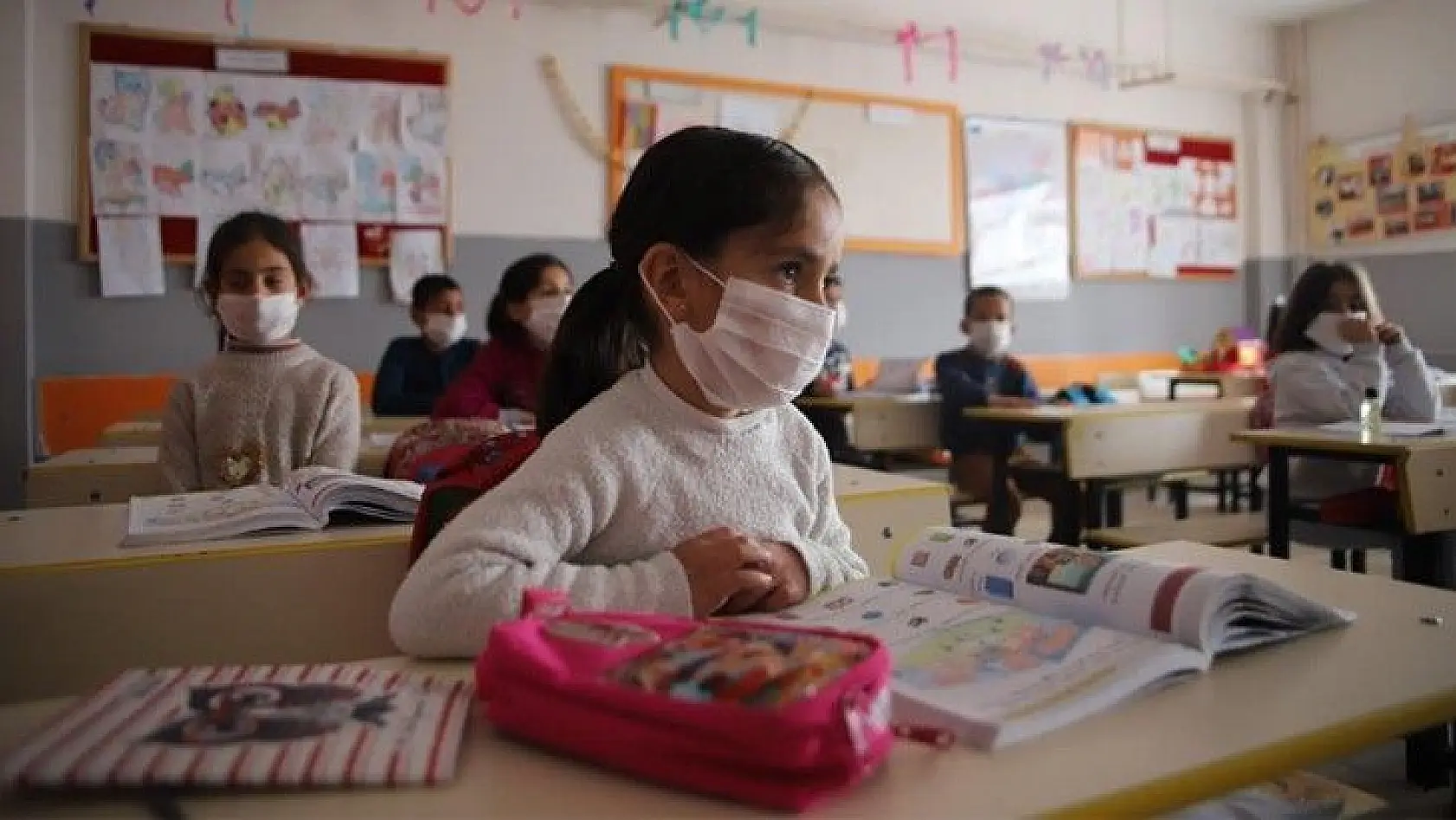 Deprem ve pandeminin etkilediği Elazığ'ın köy okullarında ilk ders heyecanı