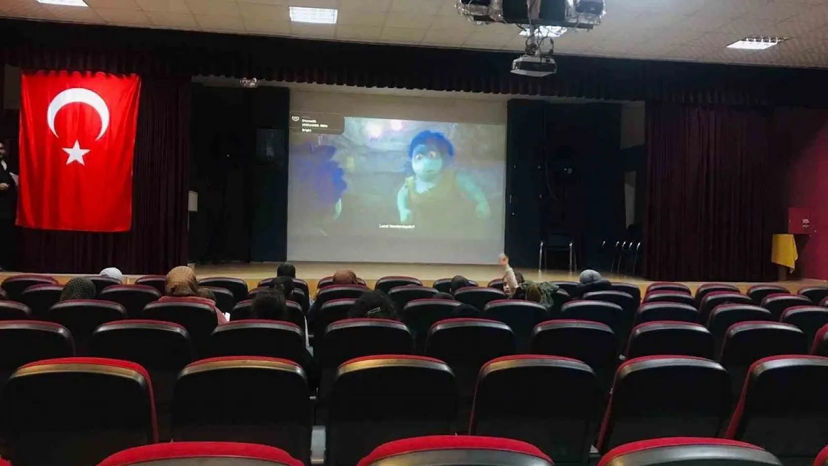 Depremzede çocuklar için film etkinliği düzenlendi