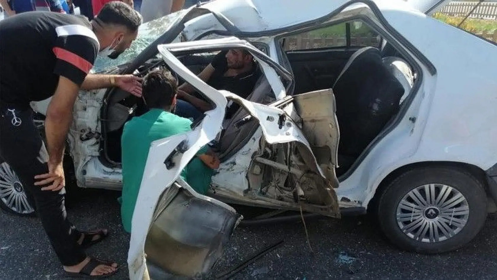 Diyarbakır'da servis midibüsü ile otomobil çarpıştı: 3 yaralı