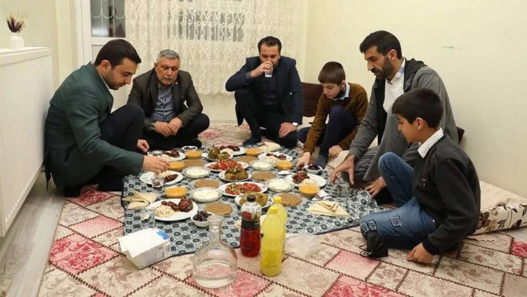 Elazığ Belediye Başkanı Şerifoğulları ve Ak Parti İl Başkanı Yıldırım bir vatandaşın evinde iftar yaptı.