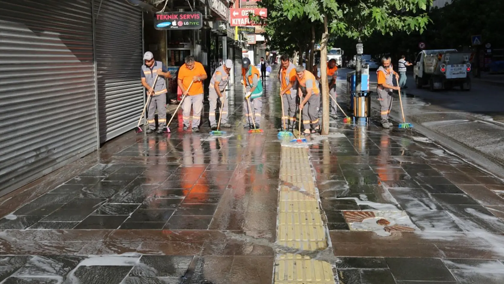 Elazığ Belediyesi Kent Genelinde Temizlik Çalışmalarını Sürdürüyor