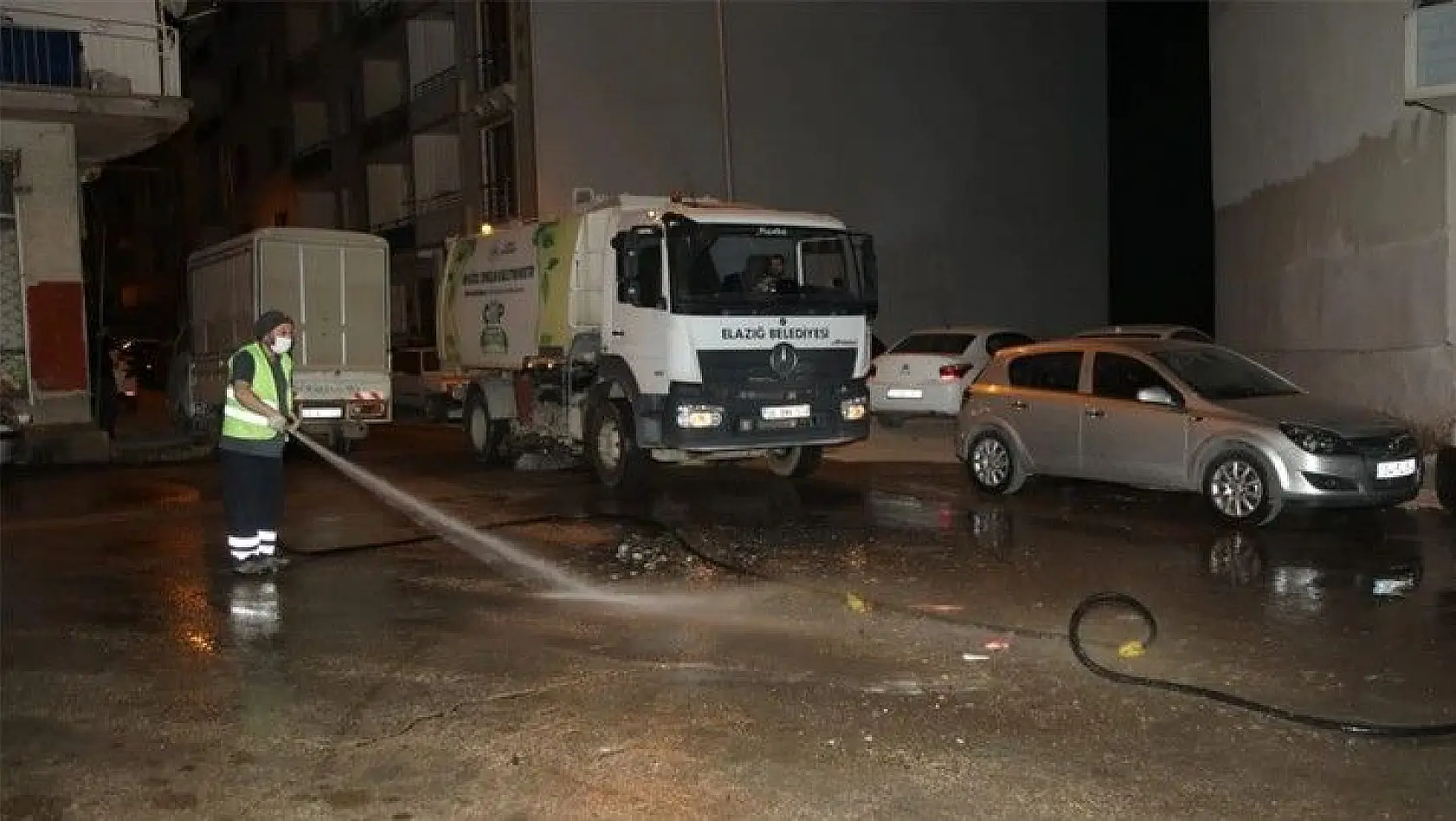 Elazığ Belediyesi Temizlik Ekiplerinden Gece Mesaisi