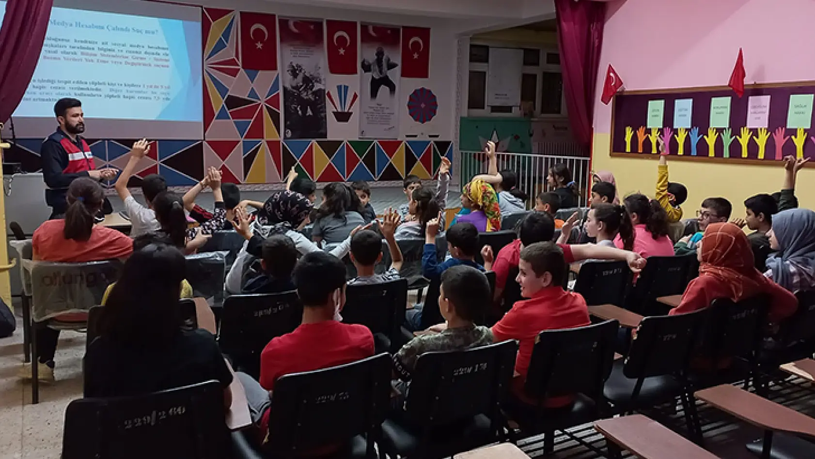 Elazığ 'Da 11 Okuldan 670 Öğrenci Ve 39 Öğretmene Siber Farkındalık Eğitimi Verildi