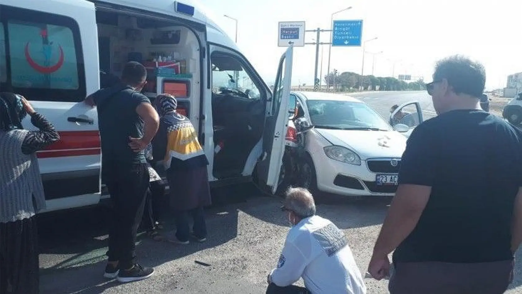 Elazığ'da ambulans ile otomobil çarpıştı: 1 yaralı