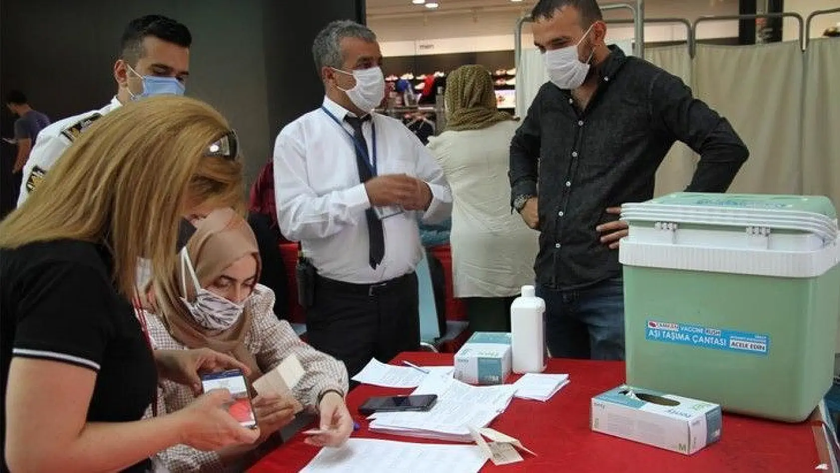 Elazığ'da aşı stantları oluşturuldu