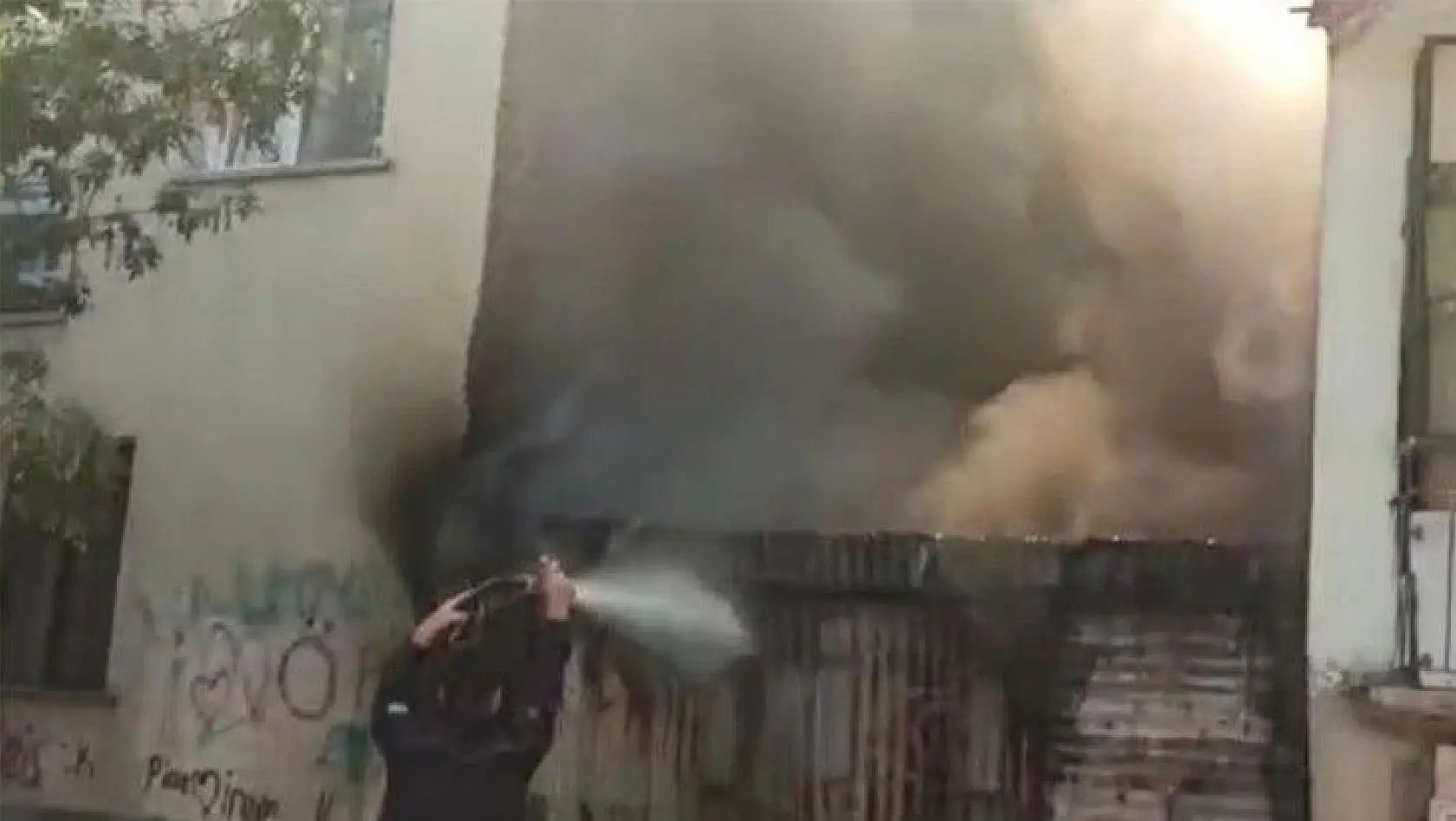 Elazığ'da baraka yandı, iki binaya sıçraması ekiplerin müdahalesiyle engellendi