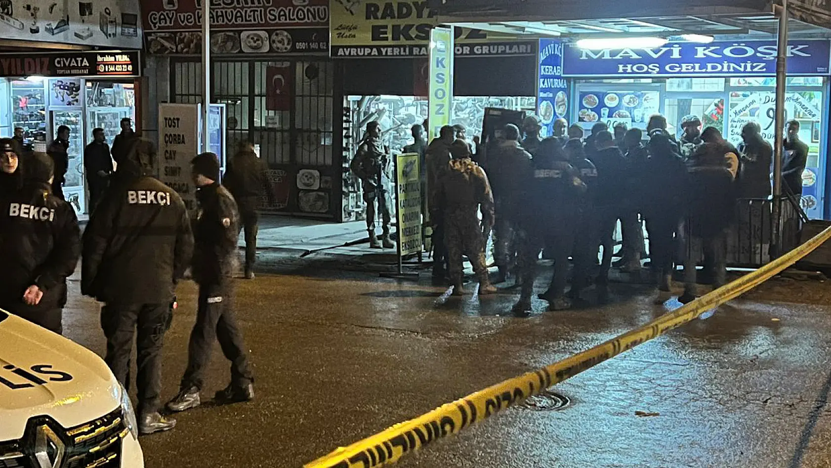 Elazığ'da Bir Garip Olay: Polisler Saatlerdir İkna Etmeye Çalışıyor!