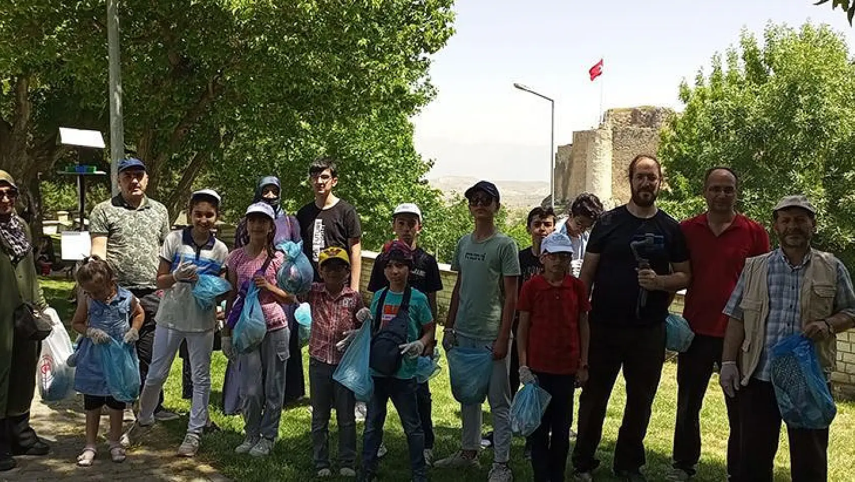 Elazığ'da Çocuklar ve Gönüllüler Harput'u Temizledi