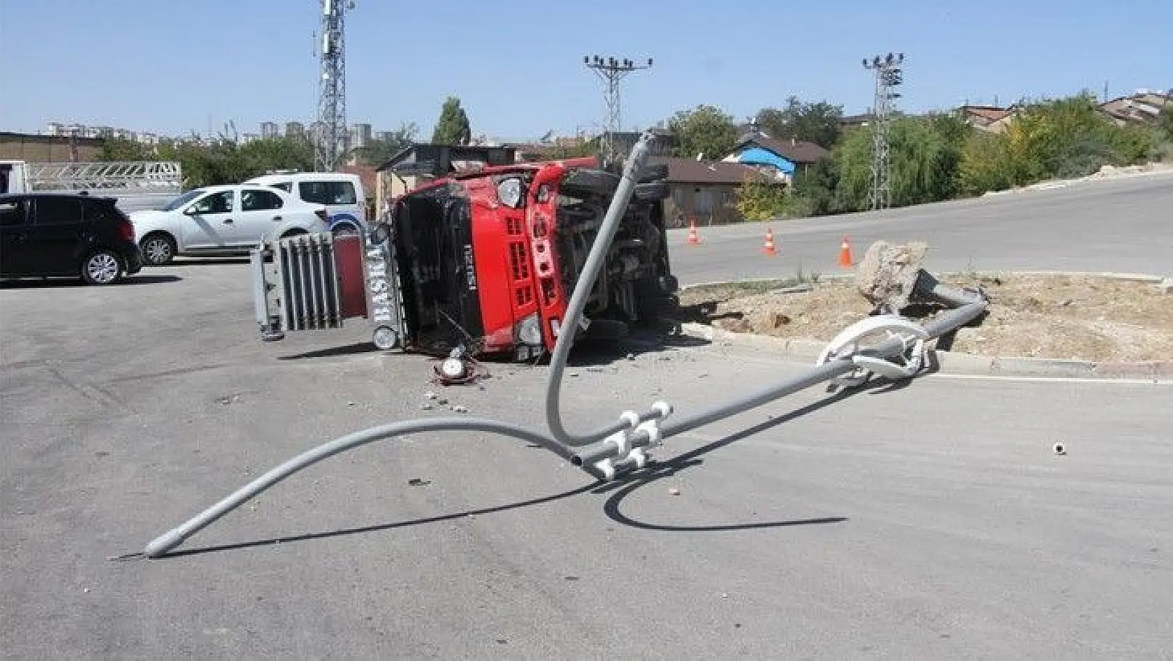 Elazığ'da direğe çarpan kamyon yan yattı: 1 yaralı