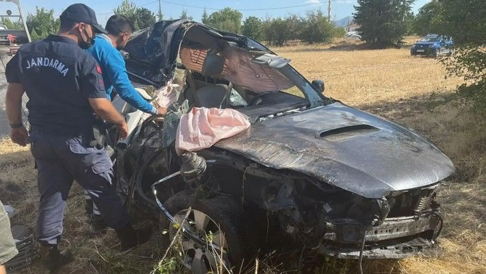 Elazığ'da direğe çarpan otomobil hurdaya döndü: 2 ağır yaralı