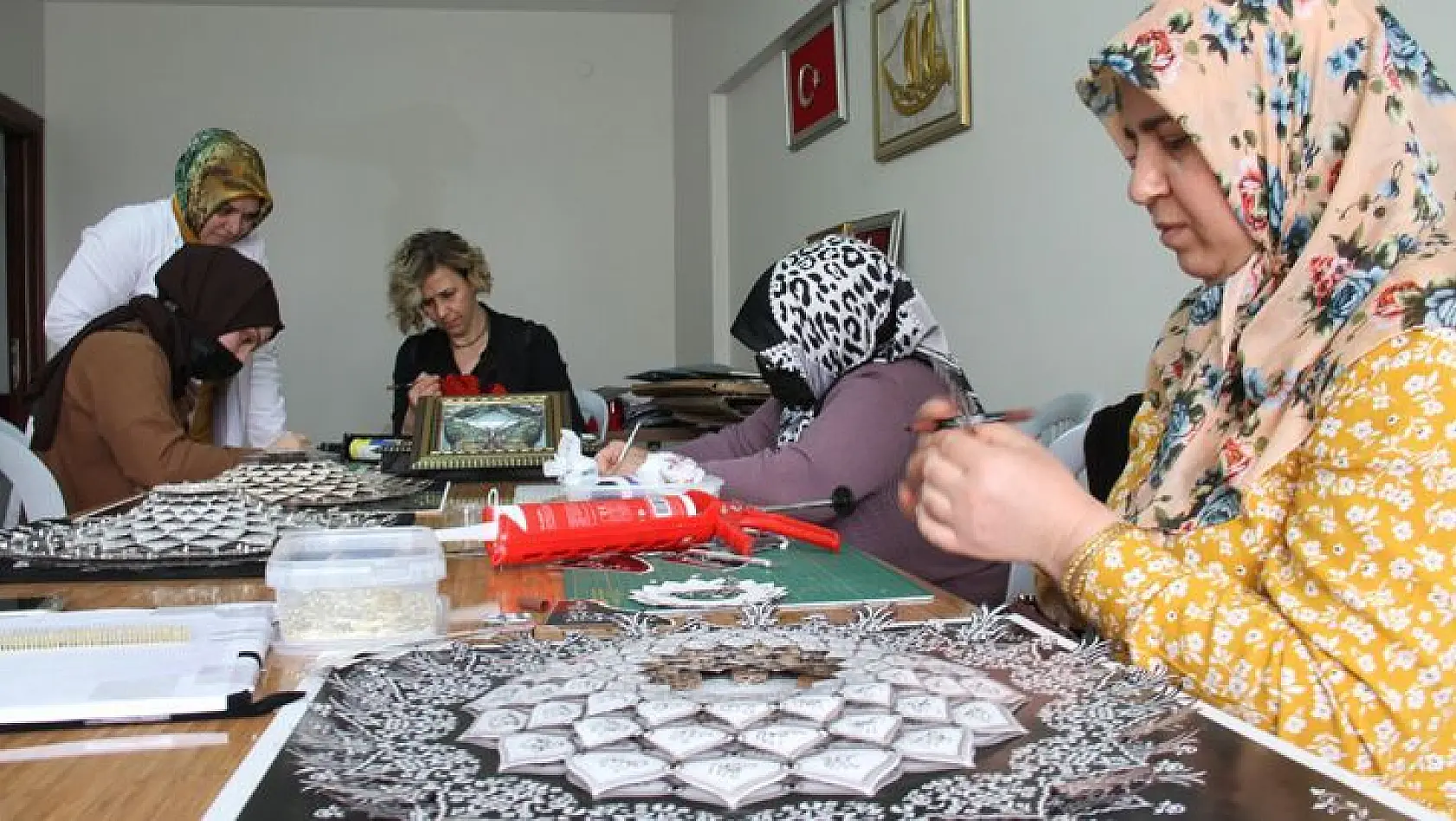 Elazığ'da El Sanatları Kursu Kadınlara Hem Terapi Hem De Gelir Kaynağı Oldu