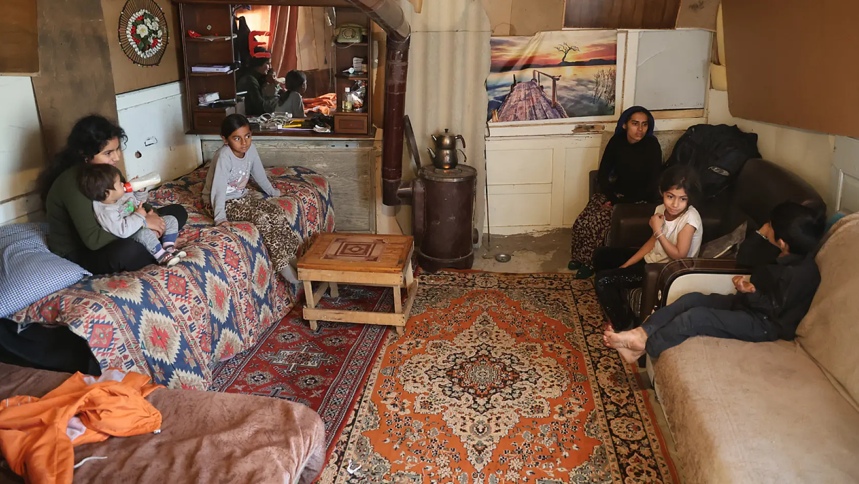 Elazığ'da Eşi Terk Eden Kadın Kumasının Çocuklarıyla Birlikte Barakada Yaşama Tutunmaya Çalışıyor