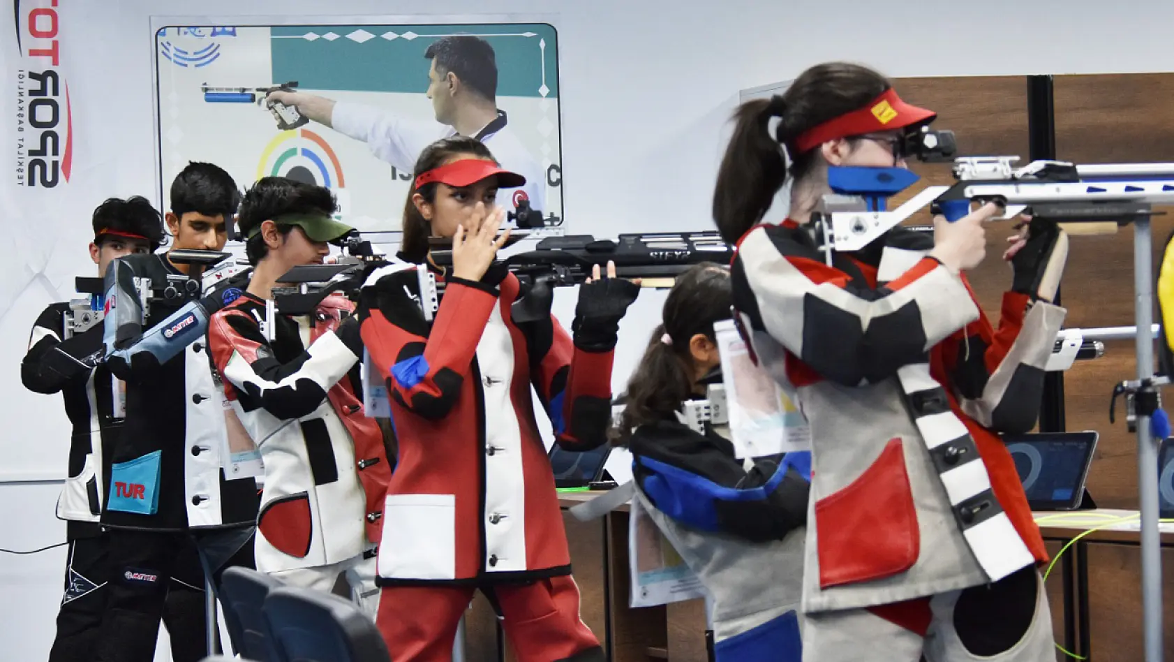 Elazığ'da Havalı Silahlar Yıldızlar Yarışması düzenlendi